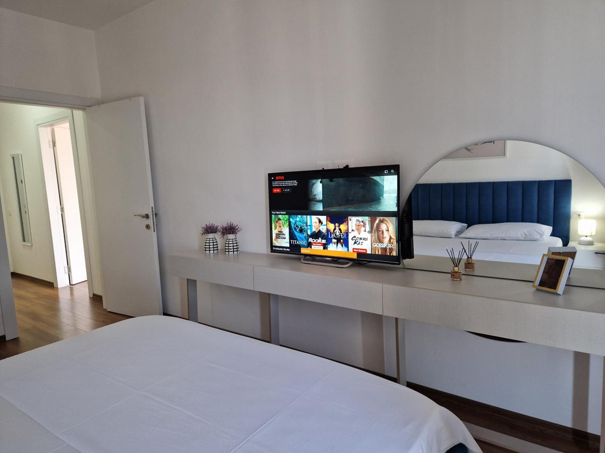 Red & White Palace Apartment Tirana Eksteriør billede