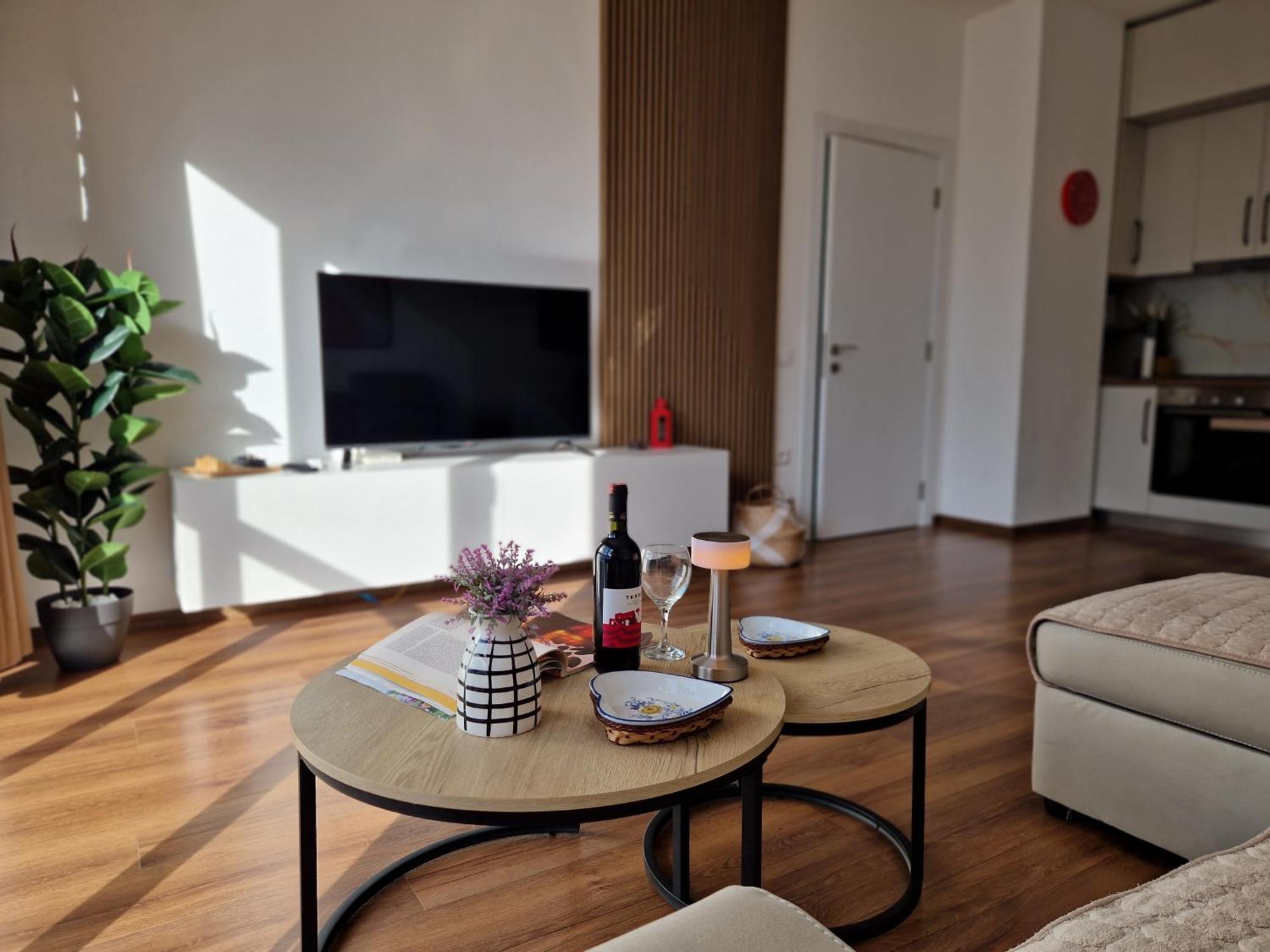 Red & White Palace Apartment Tirana Eksteriør billede